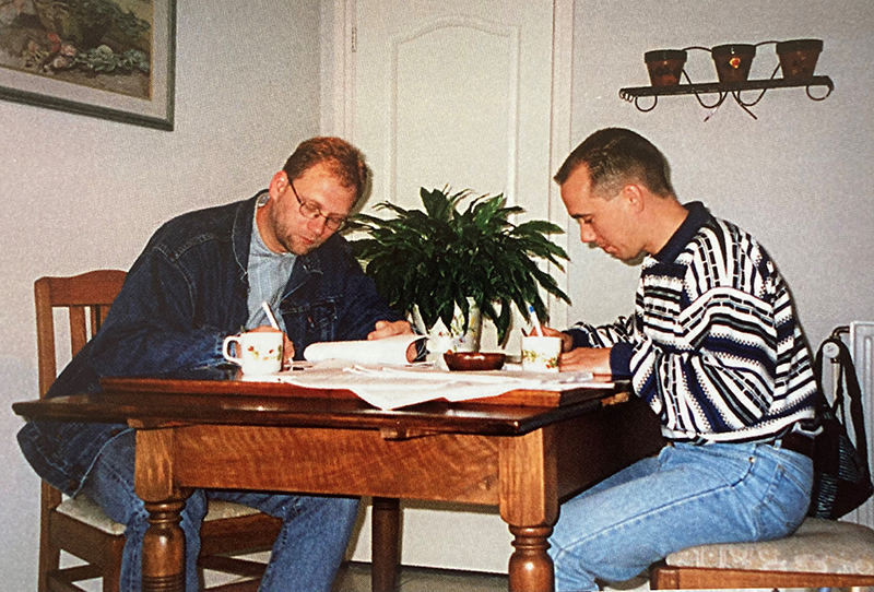 Берт ван ден Бринк и Эрик Хундервангерс подписывают документы об основании MPS в 1996 г.