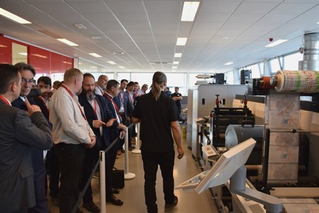 2_Printing-shrink-sleeves-on-the-hybrid-EF-SYMJET-press-at-70-m-min-at-Hybrid-Demo-Days-2018_450x300.jpg 2_Printing-shrink-sleeves-on-the-hybrid-EF-SYMJET-press-at-70-m-min-at-Hybrid-Demo-Days-2018_450x300.jpg